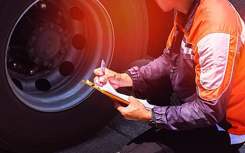 Service-Techniker bei der Arbeit