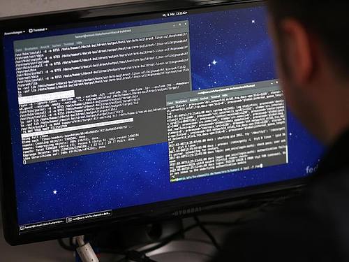 Ein Informatiker arbeitet in einem Rechenzentrum mit dem Betriebssystem Linux. Der führende Entwickler des Betriebssystems, Linus Torvalds, nimmt wegen seiner Wutausbrüche vorerst eine Auszeit. Foto: Jan Woitas