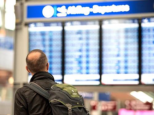 Person am Flughafen