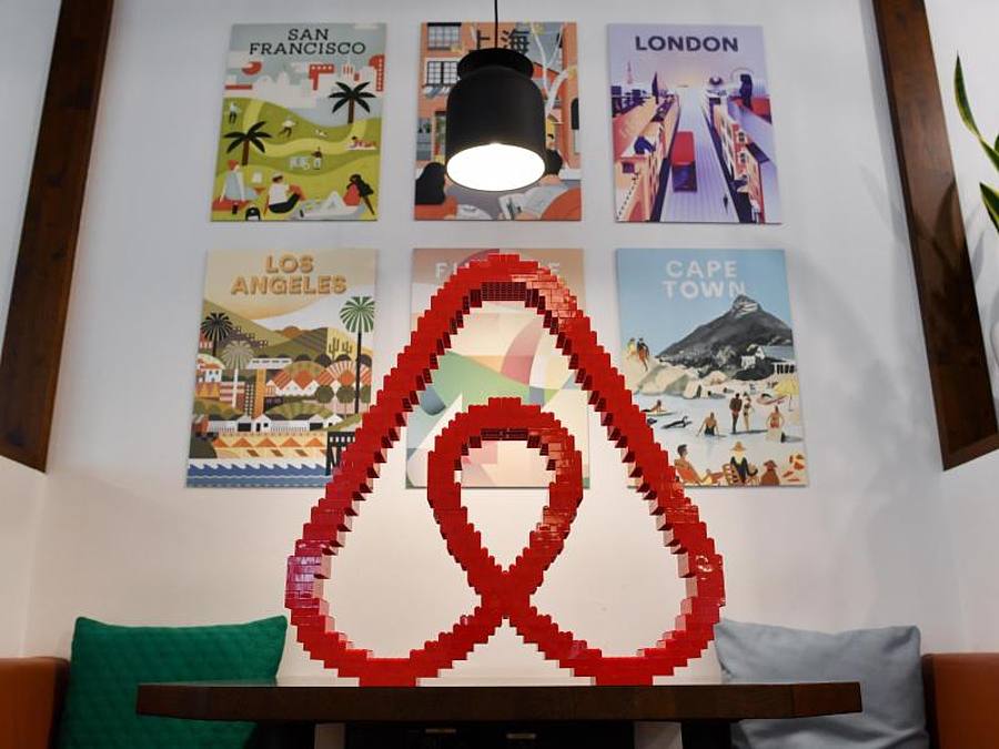 Der Apartment-Vermittler Airbnb mit Logo. Foto: Jens Kalaene/dpa-Zentralbild/dpa