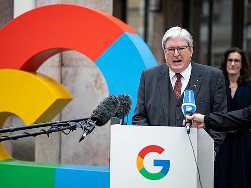 Jörg Steinbach (SPD), Minister für Wirtschaft, Arbeit und Energie des Landes Brandenburg, spricht anlässlich der Vorstellung des Investitionsplans für Google Deutschland vor der Hauptstadtrepräsentanz von Google in Berlin-Mitte. Foto: Bernd von Jutrc