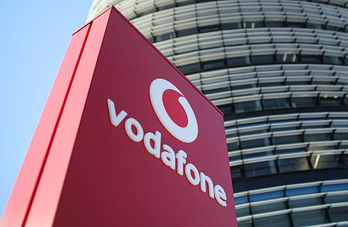 Das Vodafone-Logo vor der Vodafone-Deutschland-Zentrale in Düsseldorf.