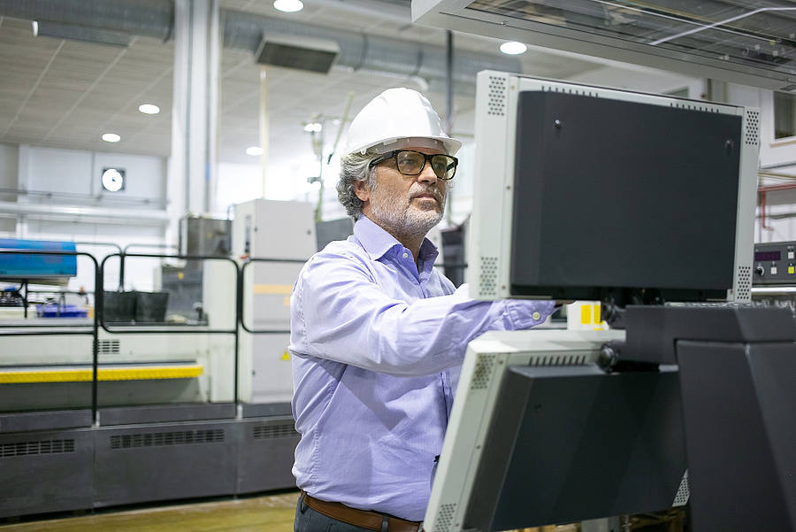 Fabrik Computer Arbeiter mit Helm
