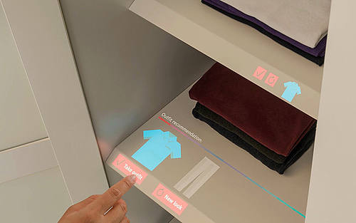 Virtueller Touchscreen im Kleiderschrank
