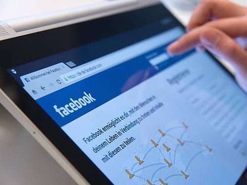 Die Facebook-App auf einem Tablet-Computer