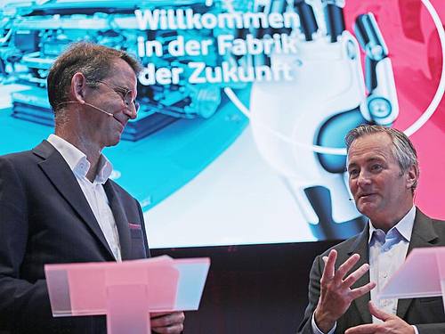 Günther Schuh (l), Gründer und Chef von e.GO, und Hannes Ametsreiter, Vorstandsvorsitzender von Vodafone Deutschland. Foto: Oliver Berg
