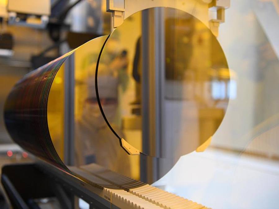 Ein 300-Millimeter-Wafer im Reinraum der neuen Halbleiterfabrik von Bosch. Preiserhöhungen im Zuge der globalen Chip-Knappheit haben die Halbleiter-Umsätze im vergangenen Jahr laut Marktforschern um ein Viertel hochspringen lassen. Foto: Robert Michael/