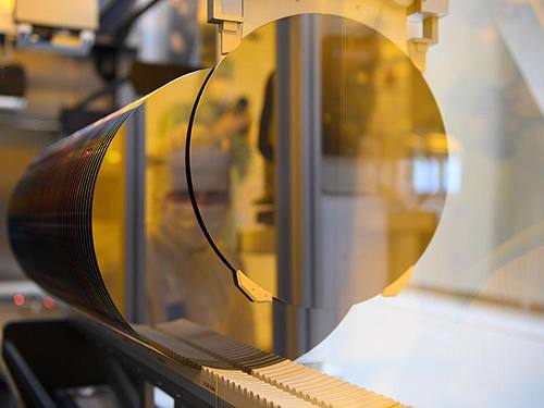 Ein 300-Millimeter-Wafer im Reinraum der neuen Halbleiterfabrik von Bosch. Preiserhöhungen im Zuge der globalen Chip-Knappheit haben die Halbleiter-Umsätze im vergangenen Jahr laut Marktforschern um ein Viertel hochspringen lassen. Foto: Robert Michael/