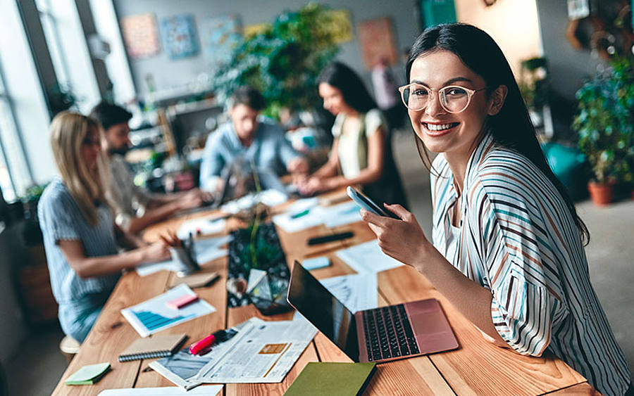 Frau mit Smartphone Digitaler Arbeitsplatz