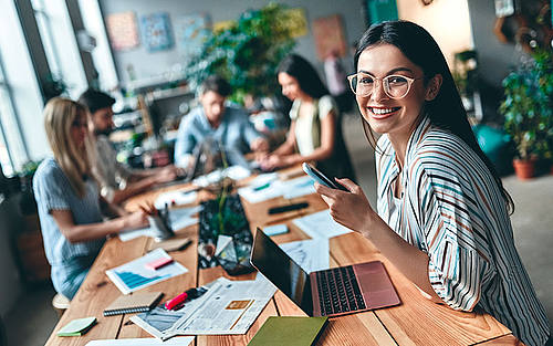 Frau mit Smartphone Digitaler Arbeitsplatz