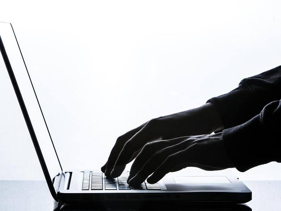 Eine Person tippt auf der Tastatur eines Laptops. Foto: Silas Stein/dpa/Symbolbild