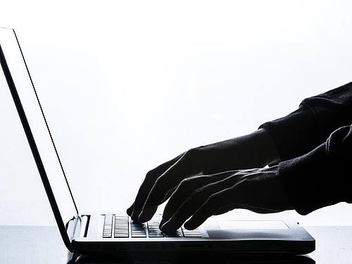 Eine Person tippt auf der Tastatur eines Laptops. Foto: Silas Stein/dpa/Symbolbild