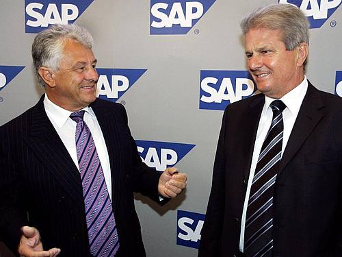 Waren vor einem halben Jahrhundert bei der SAP-Gründung dabei: Hasso Plattner (l) und Dietmar Hopp. Foto: Ronald Wittek/dpa