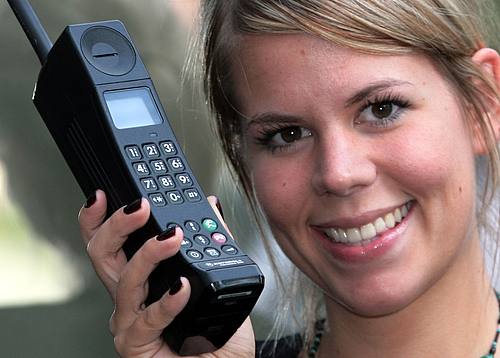 Die ersten Mobiltelefone, die vor 30 Jahren eine neue Epoche im Kommunikationszeitalter einleiteten, waren noch so schwer wie ein Vollkornbrot.