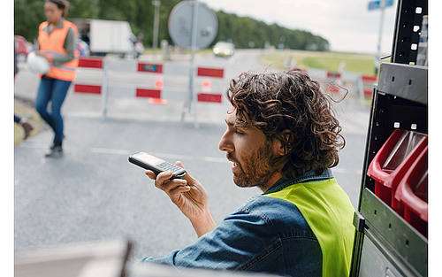 Mann telefoniert