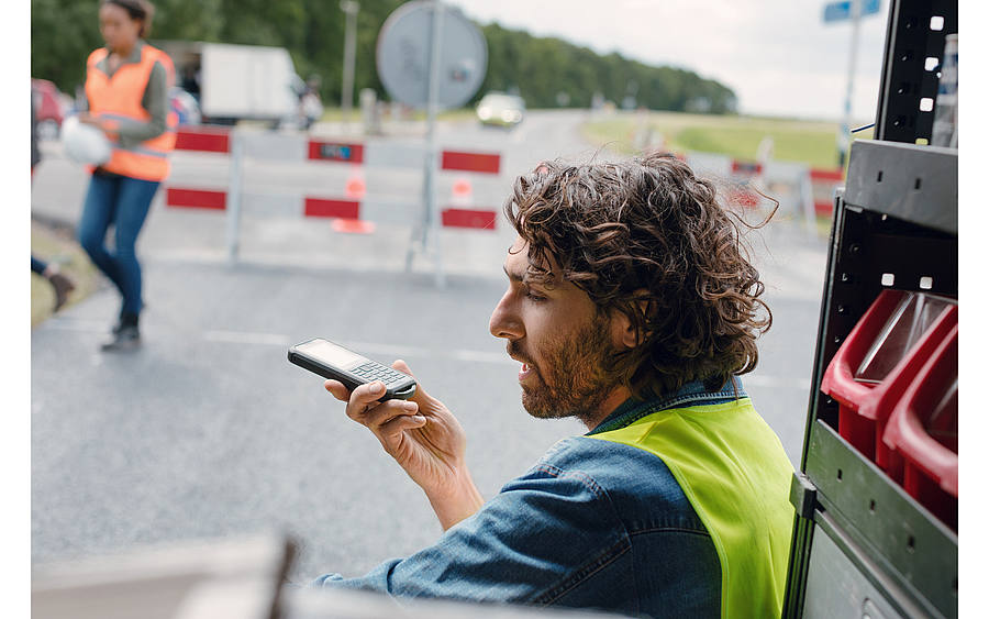 Mann telefoniert