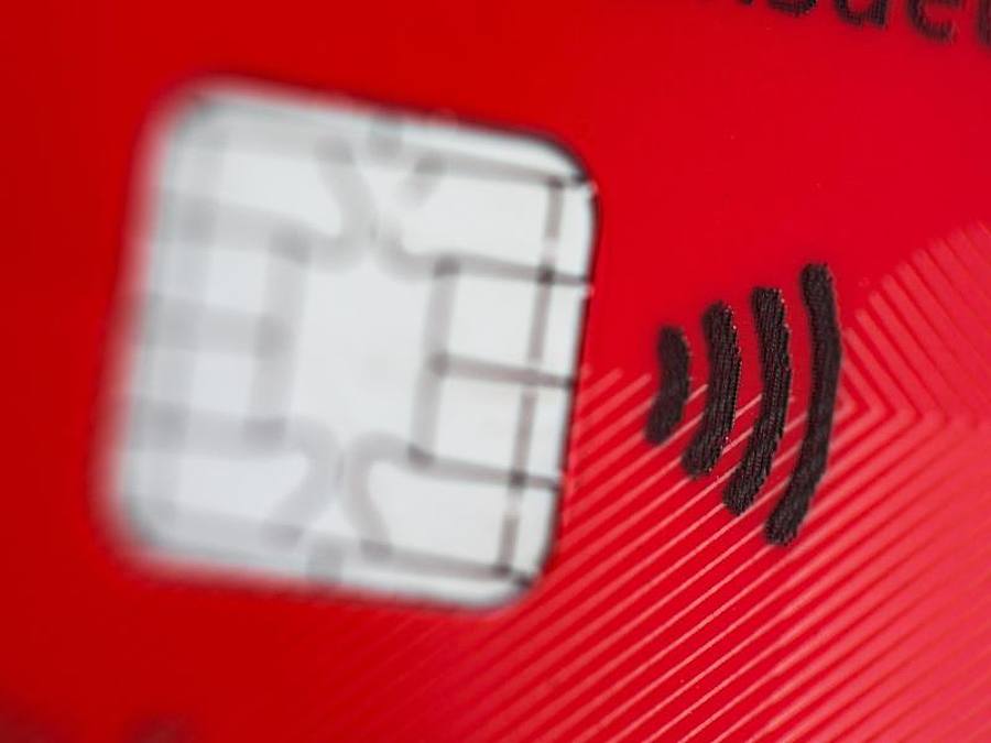 Eine EC-Karte mit einem Funkchip für kontaktloses Bezahlen. Foto: picture alliance / Rolf Vennenbernd/dpa