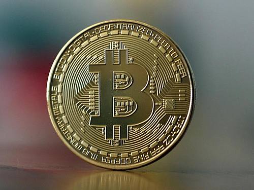 Ein Bitcoin kostet erstmals mehr als 21.000 Dollar. Foto: Ina Fassbender/dpa