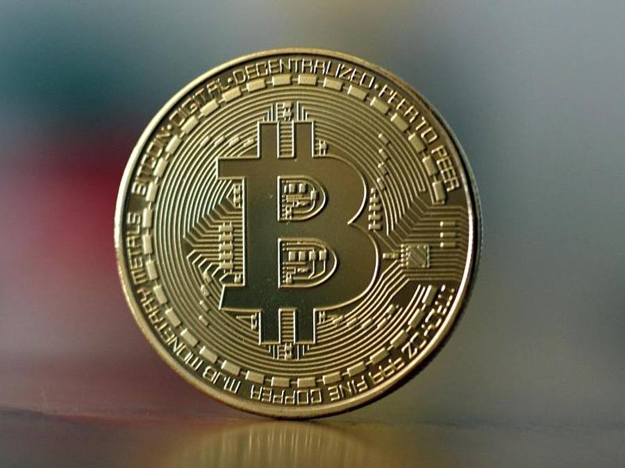 Ein Bitcoin kostet erstmals mehr als 21.000 Dollar. Foto: Ina Fassbender/dpa