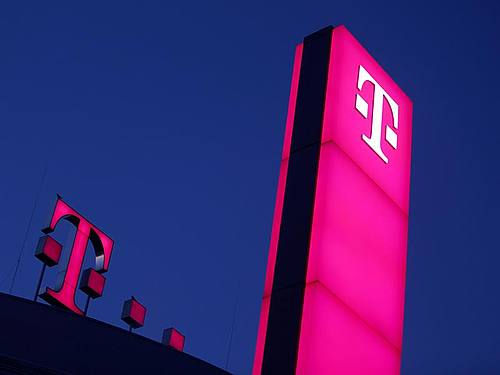 Die Deutsche Telekom will mit Glasfaserleitungen deutlich mehr Menschen an das schnelle Internet anbinden als bisher. Foto: Oliver Berg/dpa