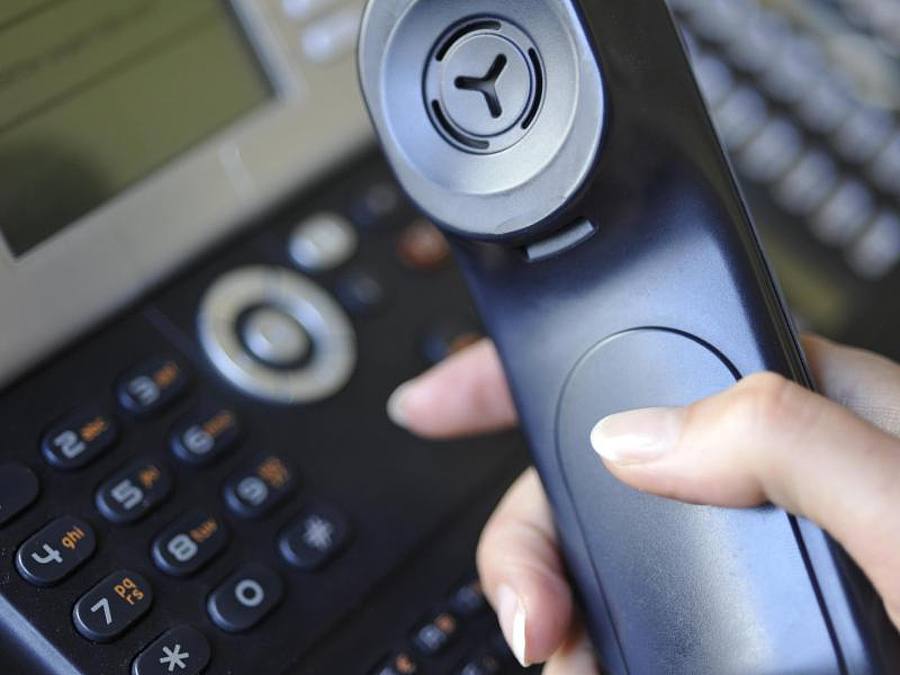 Eine Frau hält den Hörer eines Festnetz-Telefons in der Hand - der Apparat ist seit der Pandemie wieder im Kommen. Foto: Marc Müller/dpa