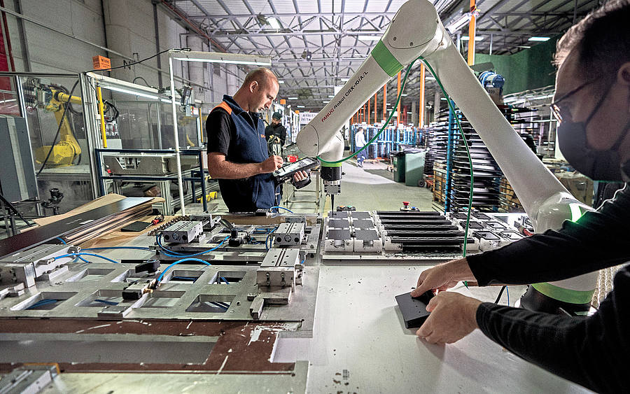 Teamwork zwischen Mitarbeiter und Roboter