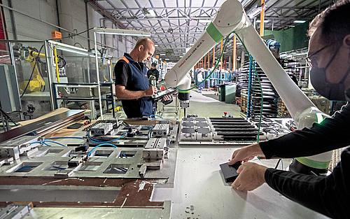 Teamwork zwischen Mitarbeiter und Roboter