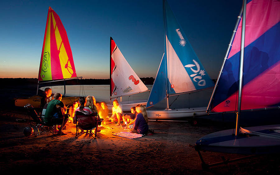Segler beim Lagerfeuer