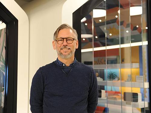 Der zuständige Manager des Anbieters vernetzter Lautsprecher Sonos, Whitney Walker, vor dem neuen Berliner Ladengeschäft ((Foto: Andrej Sokolow))
