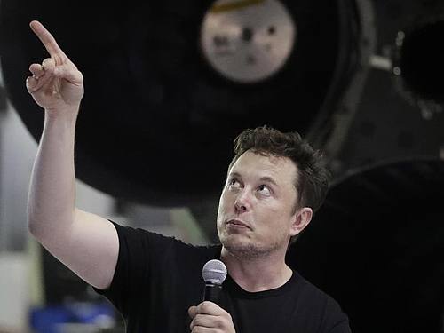 Elon Musk hatte in einem Tweet überraschend verkündet, er erwäge, Tesla von der Börse zu nehmen. Foto: Chris Carlson/AP