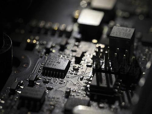 Ein Blick auf die Hardware eines Computers. Foto: Jenny Kane/AP/dpa