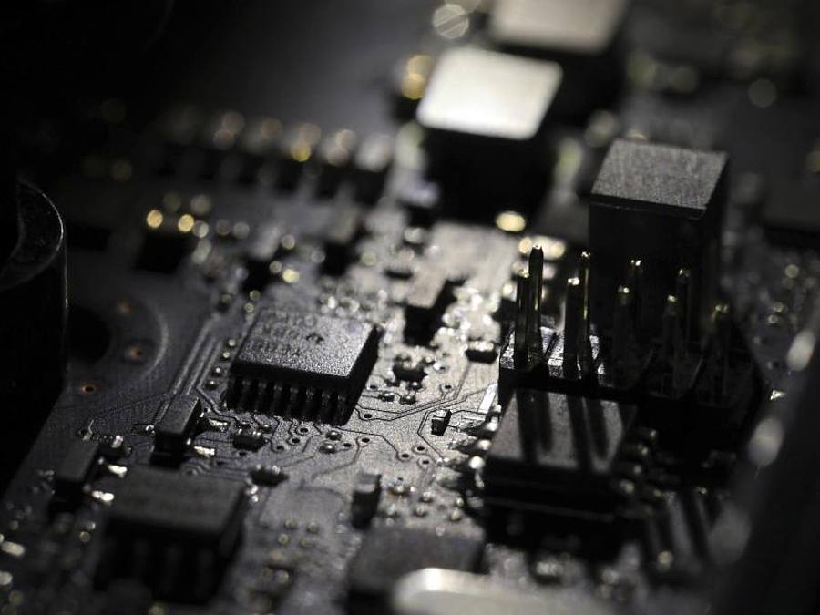 Ein Blick auf die Hardware eines Computers. Foto: Jenny Kane/AP/dpa