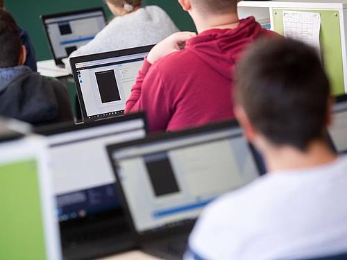Schülerinnen und Schüler nehmen im Klassenzimmer einer 9. Klasse einer Gemeinschaftsschule am Geografieunterricht mit Hilfe von Laptops und Tablets teil. Foto: Marijan Murat/dpa