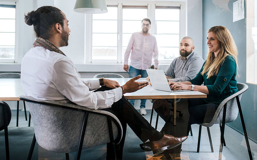 Business-Besprechung mit 4 Team-Mitgliedern