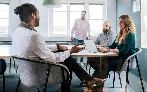 Business-Besprechung mit 4 Team-Mitgliedern