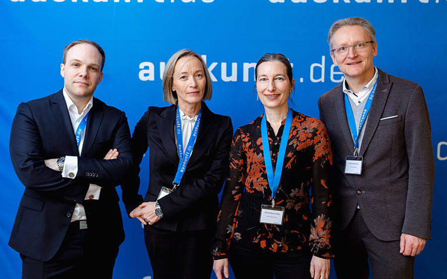Gruppenfoto der Investoren von auskunft.de