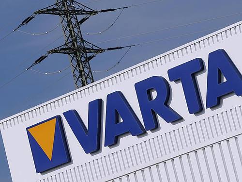 Das Firmenlogo und der Schriftzug «Varta» stehen am Firmengebäude des Batterieherstellers. Foto: Karl-Josef Hildenbrand/dpa