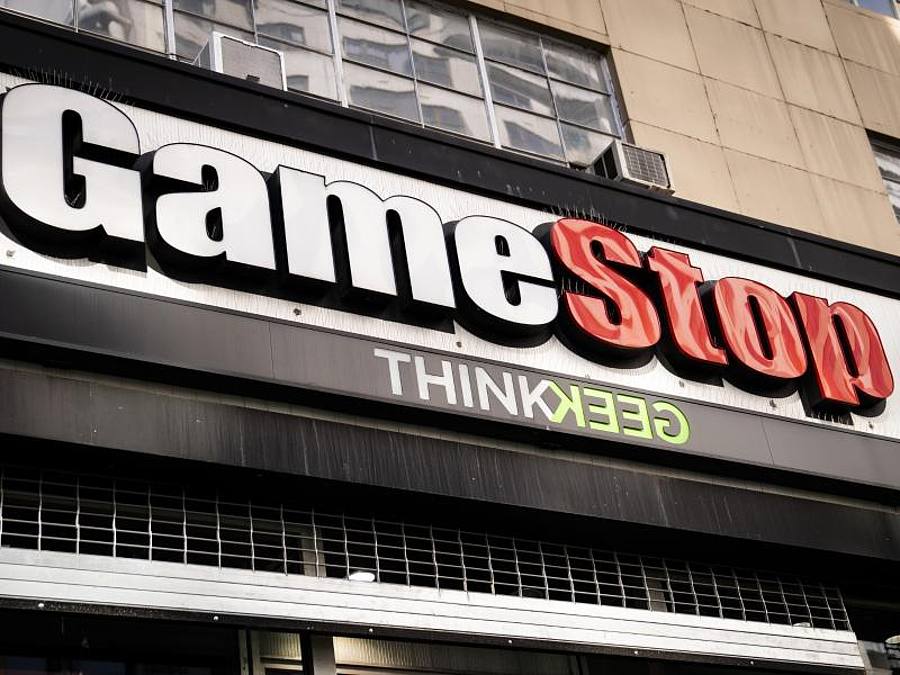 Das Gamestop-Logo an der Fassade einer Filiale am Union Square in New York. Foto: John Minchillo/AP/dpa