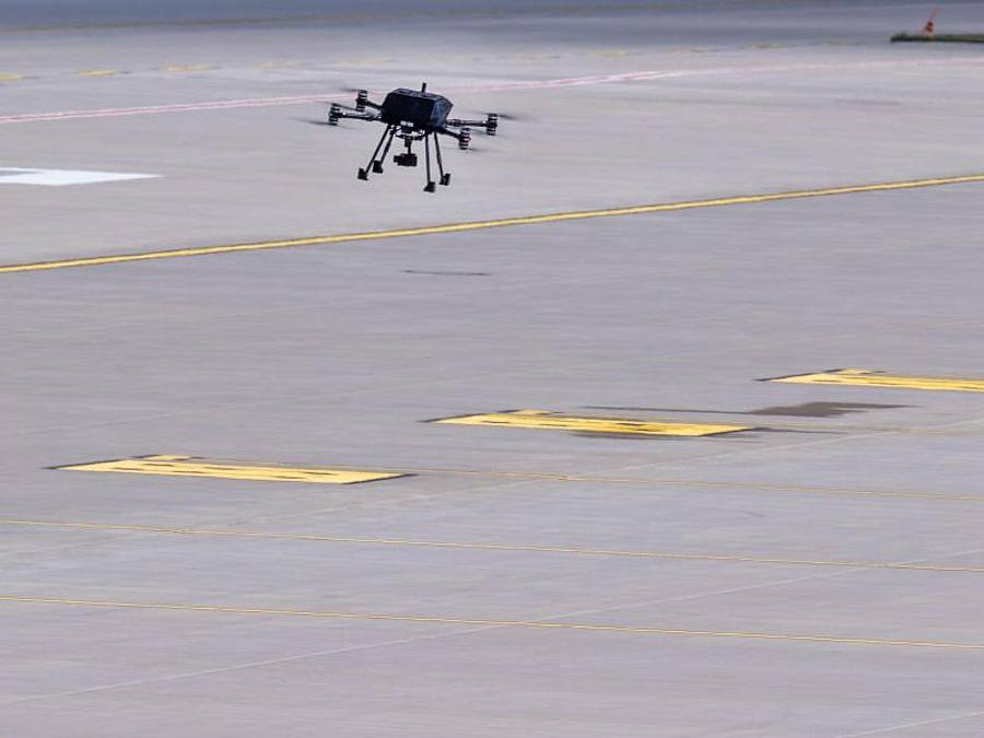 Das autonomen Drohnensystems HIVE fliegt beim Premierenflug über dem Vorfeld des Flughafen Rostock-Laage. Foto: Jens Büttner/dpa-Zentralbild/dpa