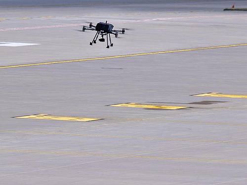 Das autonomen Drohnensystems HIVE fliegt beim Premierenflug über dem Vorfeld des Flughafen Rostock-Laage. Foto: Jens Büttner/dpa-Zentralbild/dpa
