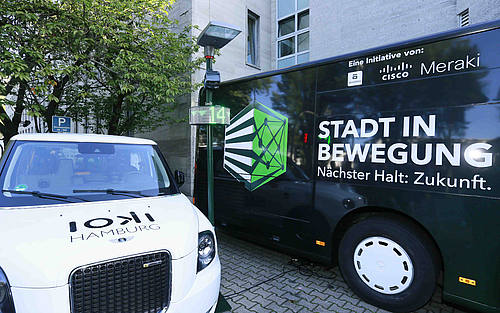 Beschriftete Busse in der Innenstadt