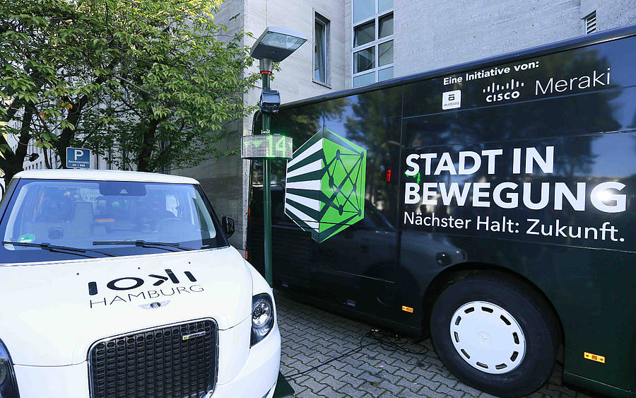 Beschriftete Busse in der Innenstadt