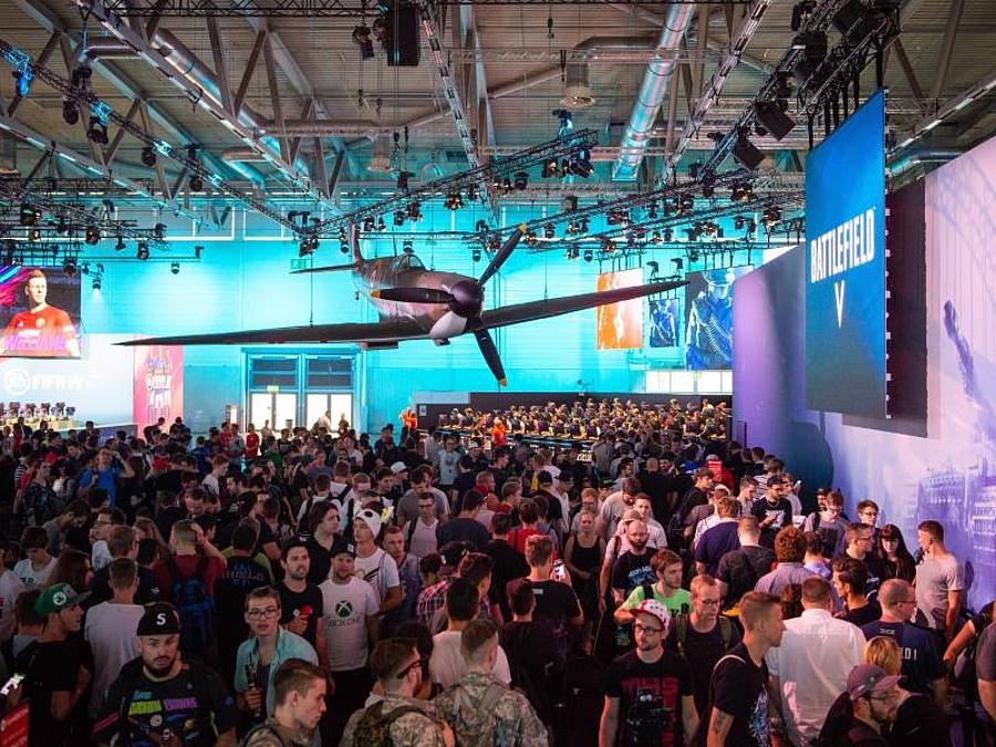 Großer Andrang: Besucher der Gamescom 2018 warten darauf das Videospiel «Battlefield 5» zu spielen. Foto: Christophe Gateau