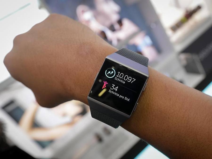 Ein Mitarbeiter zeigt auf der Elektronikmesse IFA die neue Fitbit-Smartwatch Ionic. Foto: Kay Nietfeld/dpa