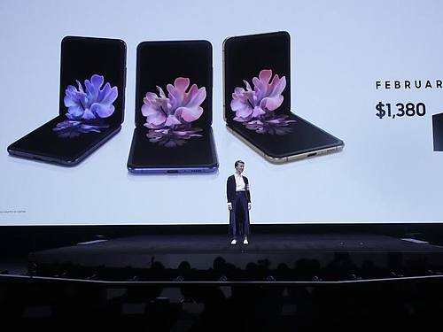 Samsung hat mit dem Modell Z Flip ein weiteres Falt-Smartphone vorgestellt. Foto: Jeff Chiu/AP/dpa