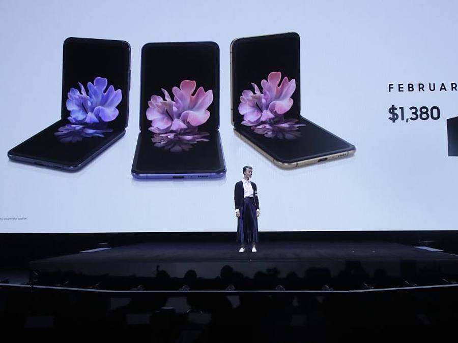 Samsung hat mit dem Modell Z Flip ein weiteres Falt-Smartphone vorgestellt. Foto: Jeff Chiu/AP/dpa