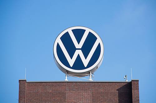 Das VW-Logo auf dem Markenhochhaus von Volkswagen in Wolfsburg.