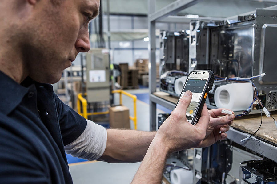Techniker mit Smartphone