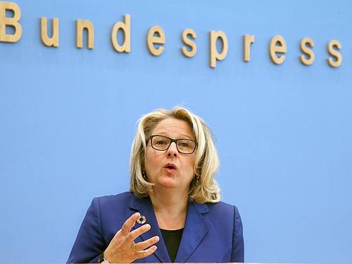 Bundesumweltministerin Svenja Schulze (SPD) stellt in ihrer Digitalagenda Maßnahmen vor, mit denen sich die Digitalisierung klimafreundlich gestalten lässt. Foto: Wolfgang Kumm/dpa