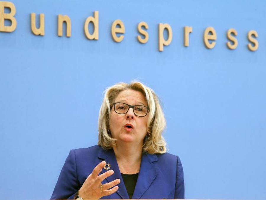 Bundesumweltministerin Svenja Schulze (SPD) stellt in ihrer Digitalagenda Maßnahmen vor, mit denen sich die Digitalisierung klimafreundlich gestalten lässt. Foto: Wolfgang Kumm/dpa